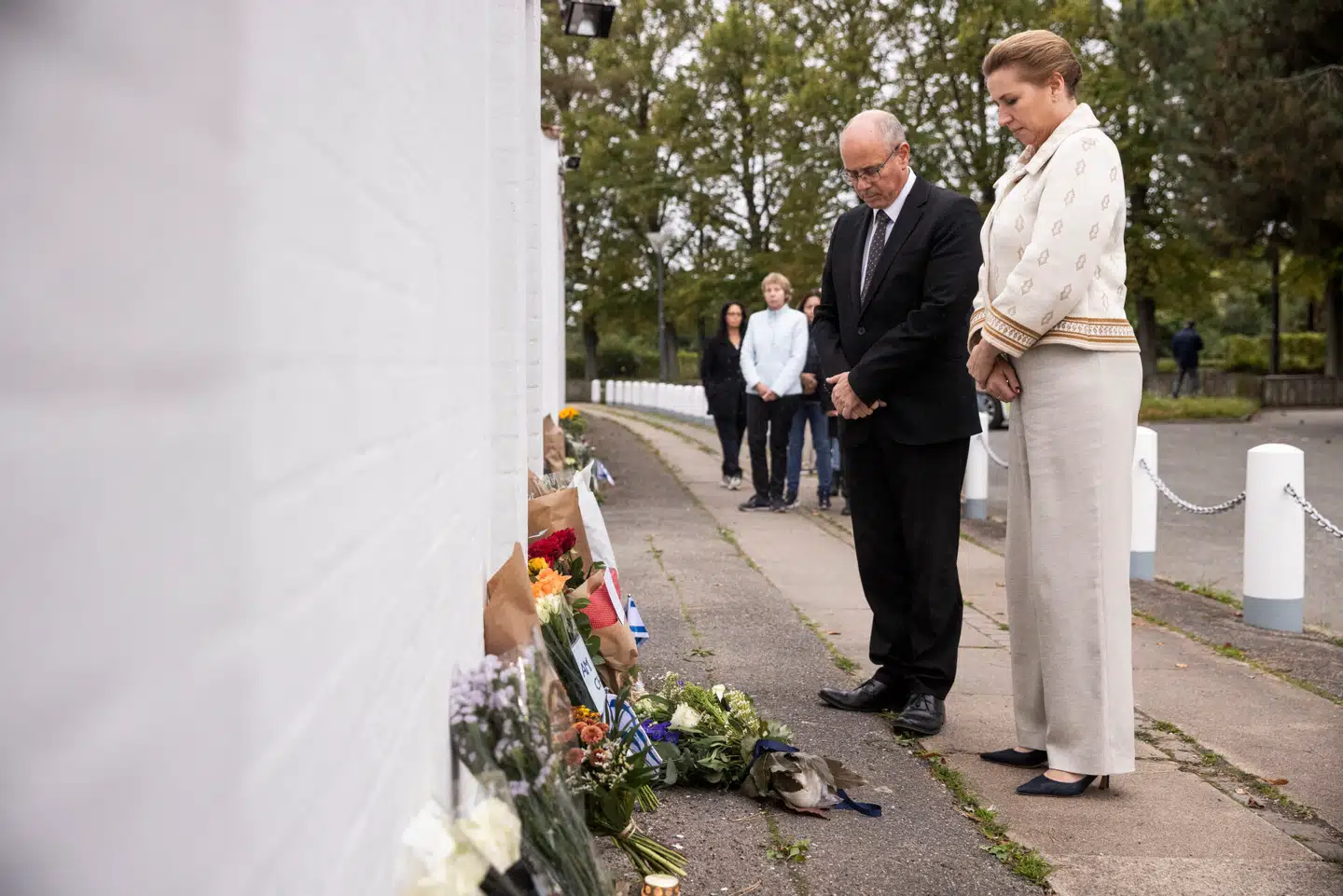 Statsminister Mette Frederiksen lægger blomster ved Israels Ambassade i København sammen med Israels ambassadør David Akov tirsdag den 10. oktober 2023.