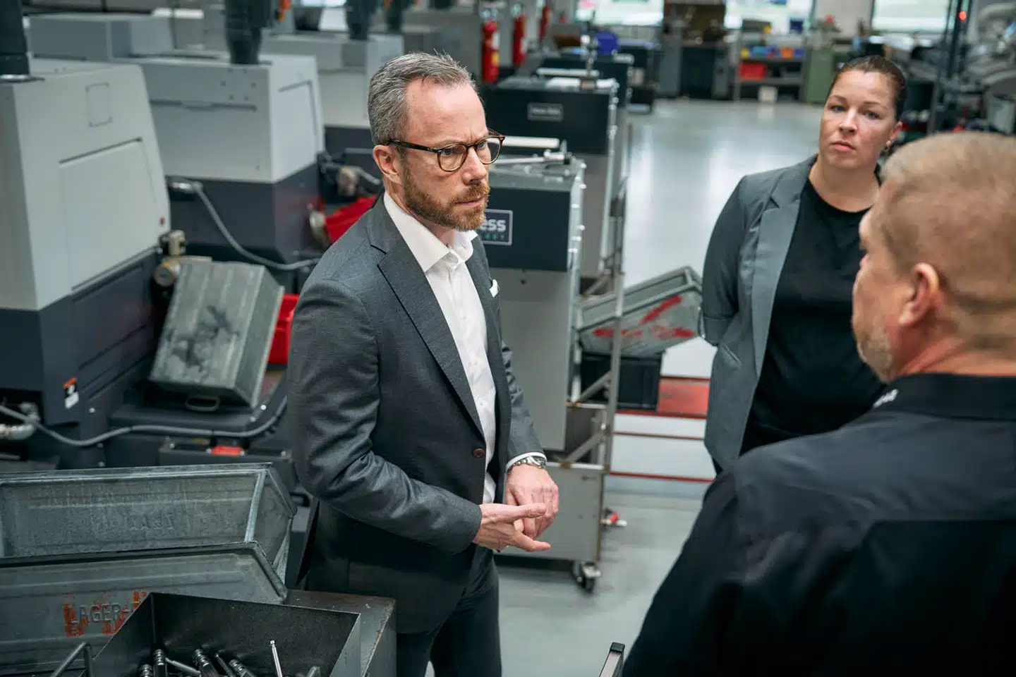 Jakob Ellemann- Jensen havde noget, han gerne ville sige i en ophedet debat om danskernes arbejdsmoral, da han tidligere på ugen besøgte virksomheden IMAS i Greve og blev vist rundt af administrerende direktør Allan Rasmussen (ryggen til) og direktør Nina Sherman.