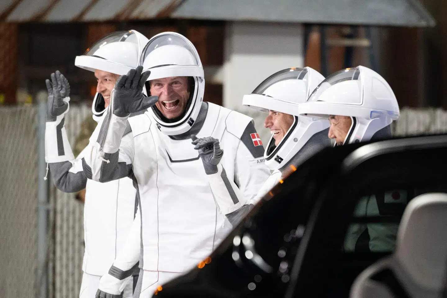 Andreas Mogensen (der vinker) blev sammen med tre andre sendt afsted mod ISS 26. august. (Arkivfoto).