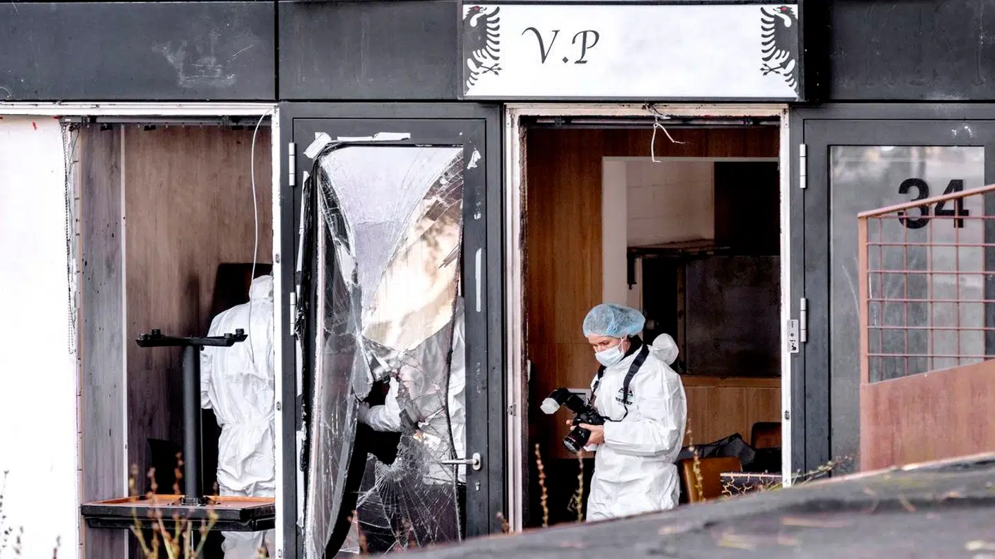 Politiets teknikere undersøger stedet, hvor en eksplosion natten til torsdag 5. oktober knuste ruderne til et klublokale på Frederiksborgvej i København.