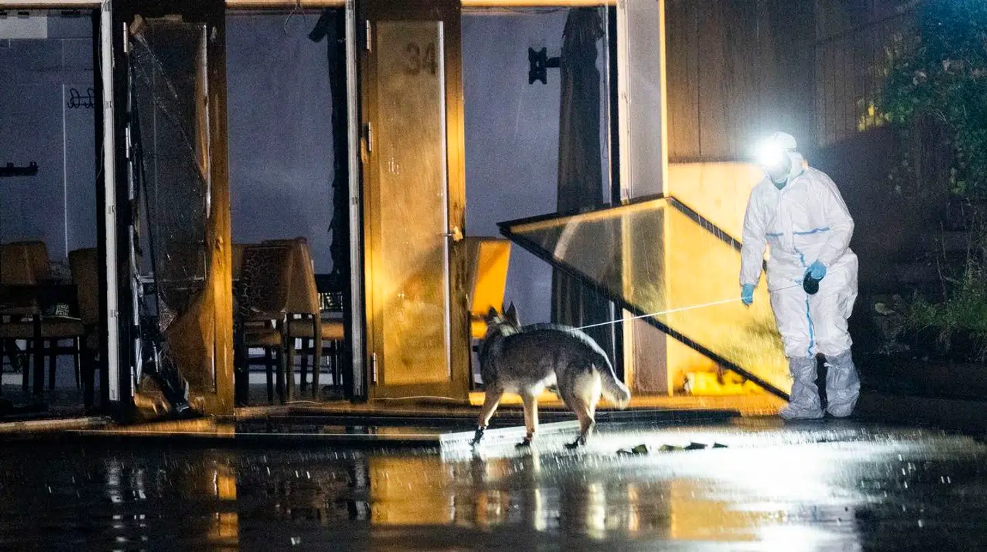 Teknikere arbejder på stedet efter eksplosionen.