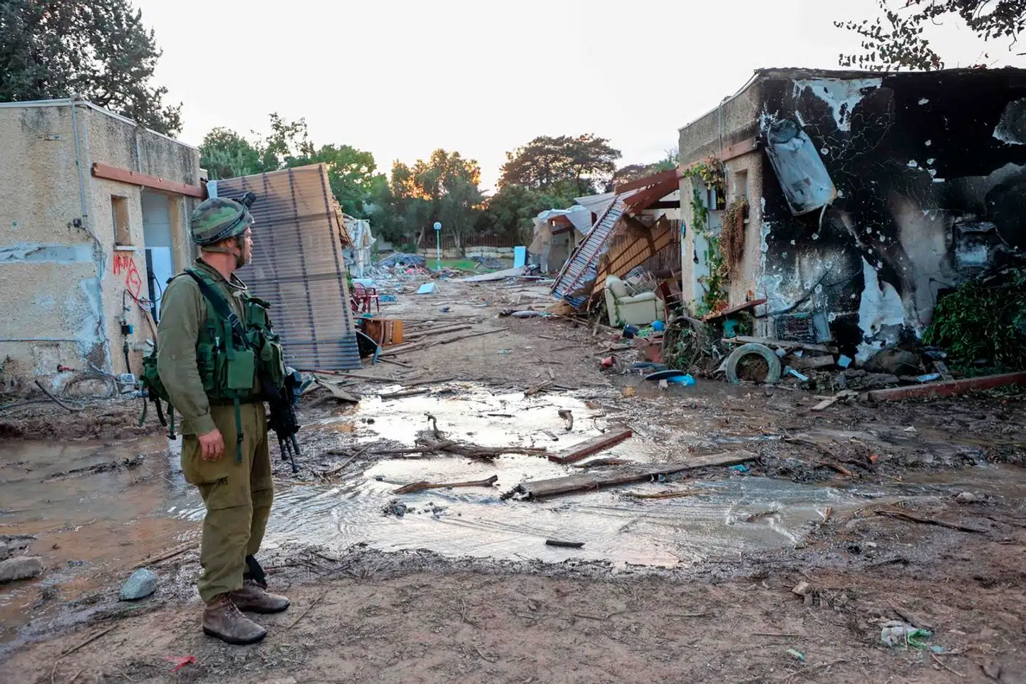 En israelsk soldat i Kafr Aza efter Hamas' massakre