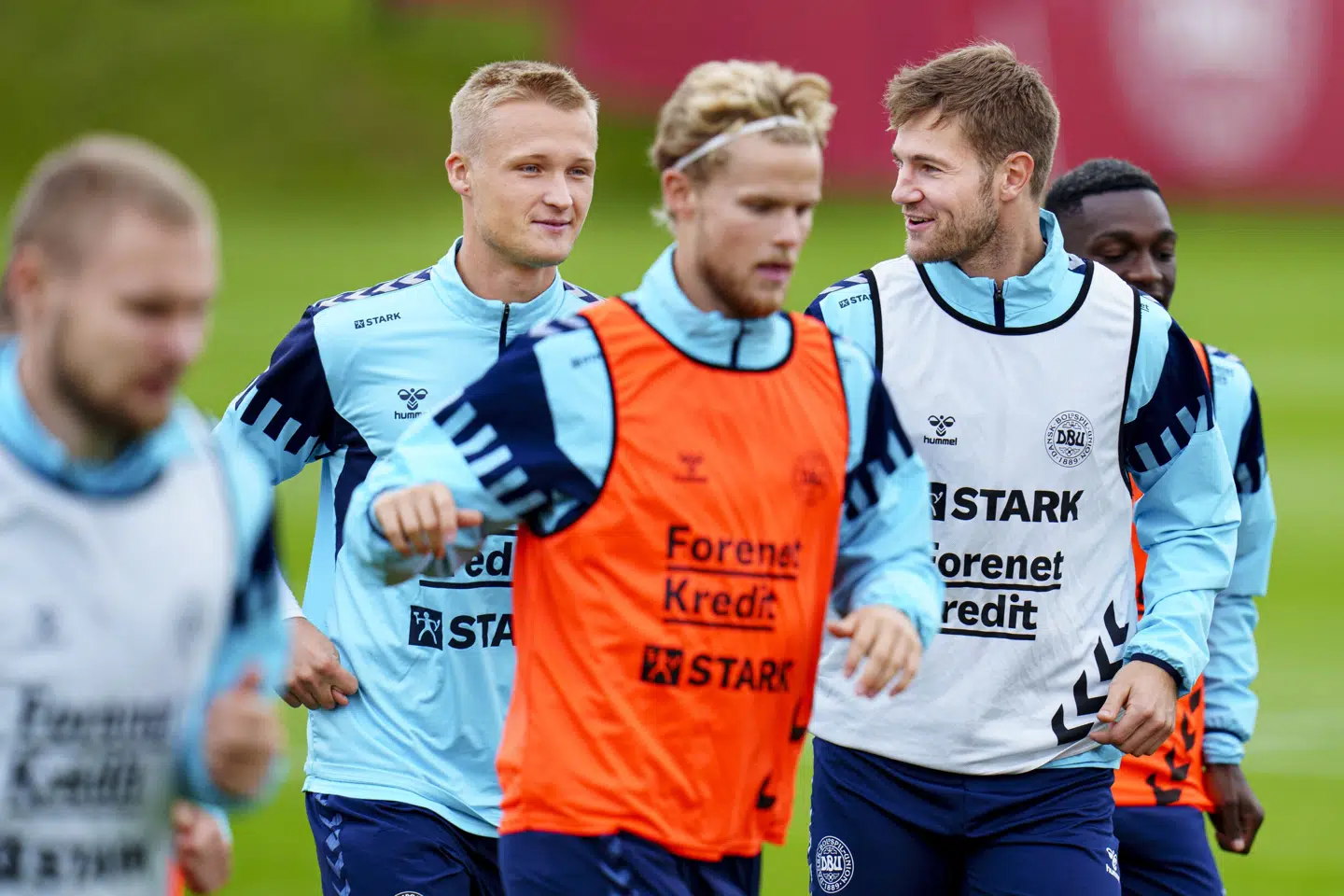 Kasper Dolberg (anden fra venstre) er ankommet til landsholdets træningslejr i Helsingør som nybagt far til tvillingepiger.