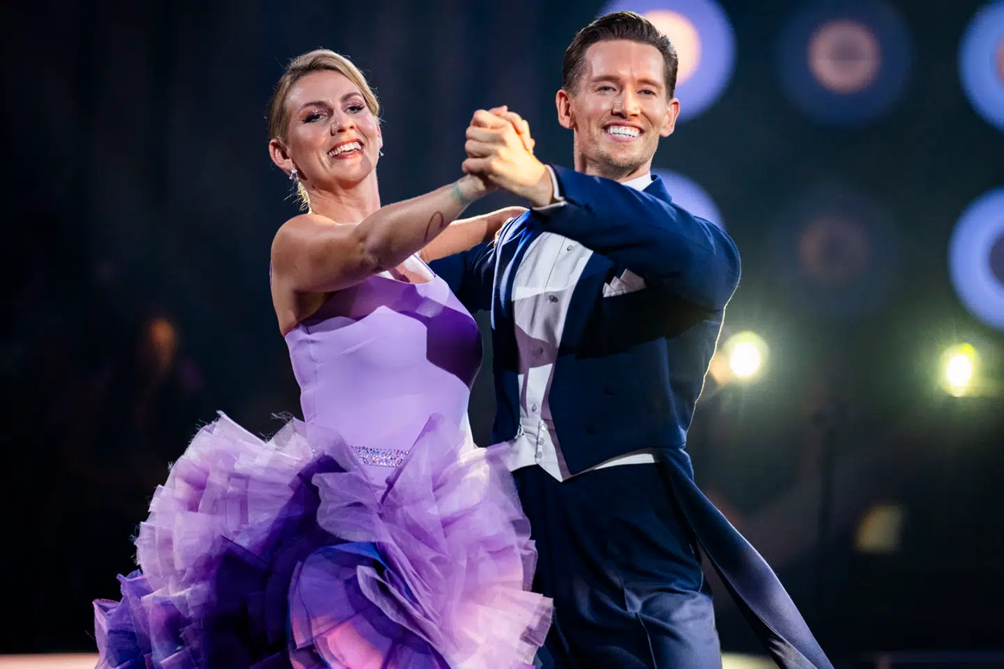 Mette Sommer danser med Morten Kjeldgaard i årets 'Vild med dans'. Parret har fået flotte point, men går de videre på fredag, må Morten Kjeldgaard med på familieferie.