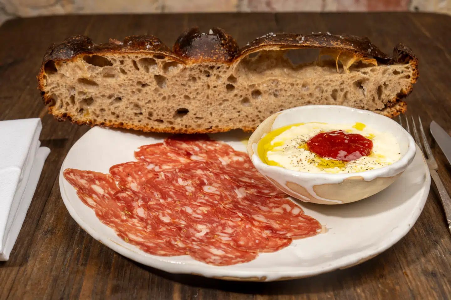 Fennikelsalami, focaccia på lille hvede, stracciatella og mirabellekompot.