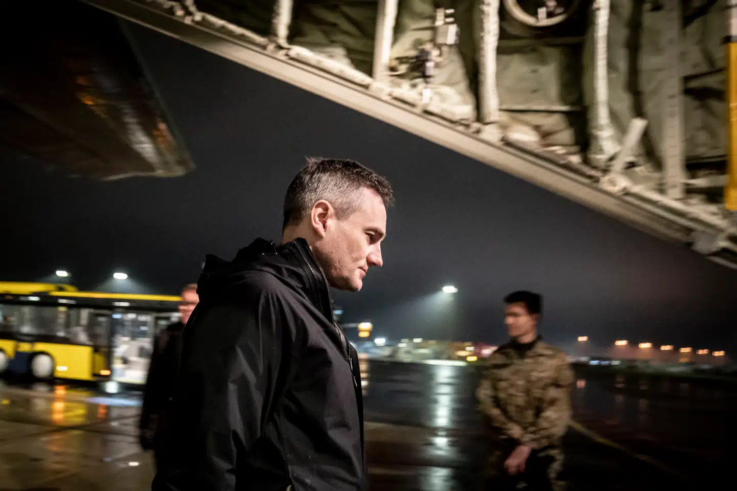 Rasmus Jarlov (K) ved C-130 Hercules på vej til Estland, torsdag 26. januar. Det var samme dag, Finansudvalget med få timers varsel blev bedt om at godkende milliardartilleriindkøb.