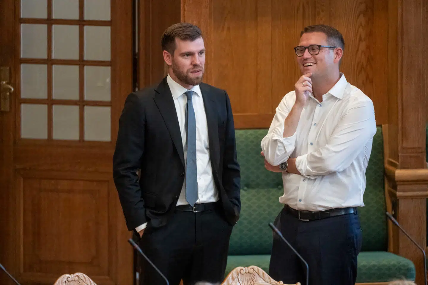 Venstres politiske ordfører, Morten Dahlin (tv.), undgår helt at svare på spørgsmål om top-topskatten, men Socialdemokratiet og Christian Rabjerg Madsen bliver ved med at forsvare den.