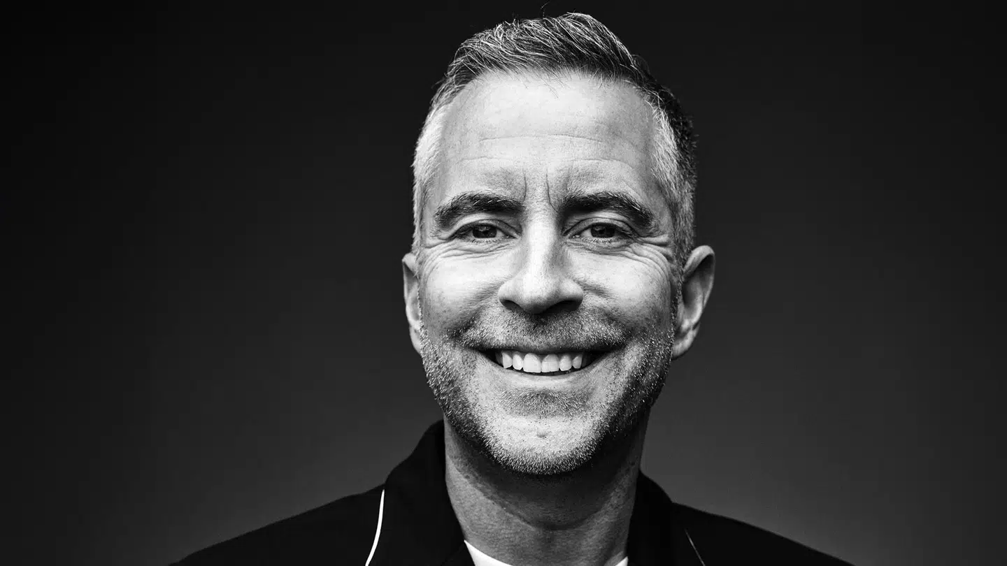 'Da jeg blev smidt ud af folkeskolen, blev jeg ansat som lokal radio vært', fortæller Jacob Risgaard.