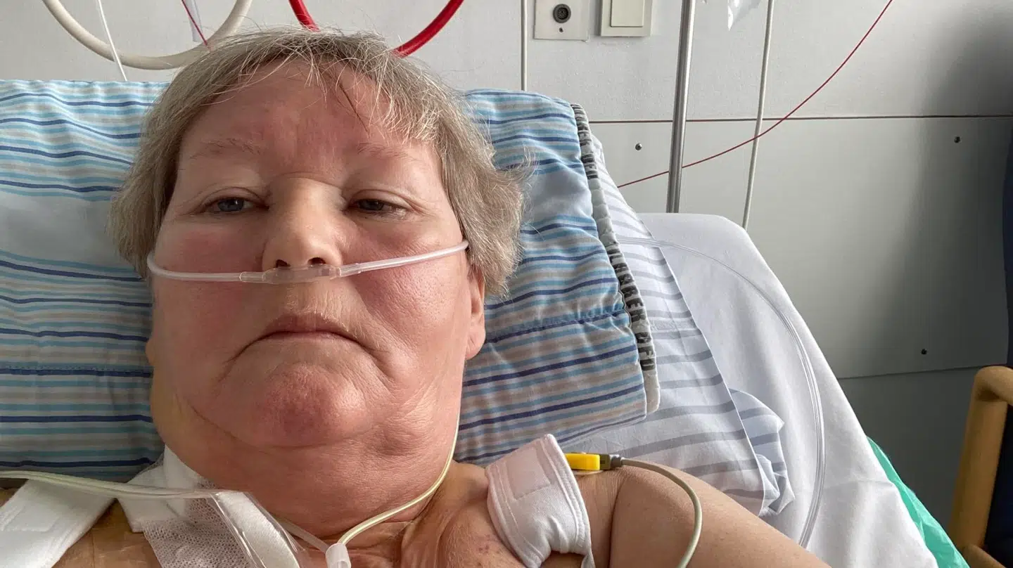 Her ses Henriette Haahr Christensen ligge i sygeseng, efter plastikken var bortopereret fra hjertet.