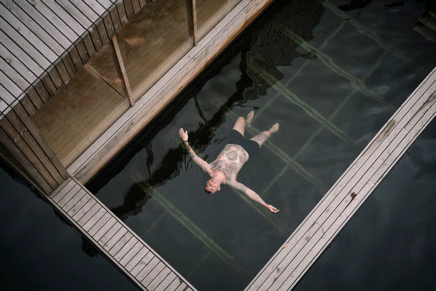 I den lille »forhave« er der et dyppebassin, man kan køle sig af i. Claus Christiansen er en rutineret bruger af havnesaunaen.