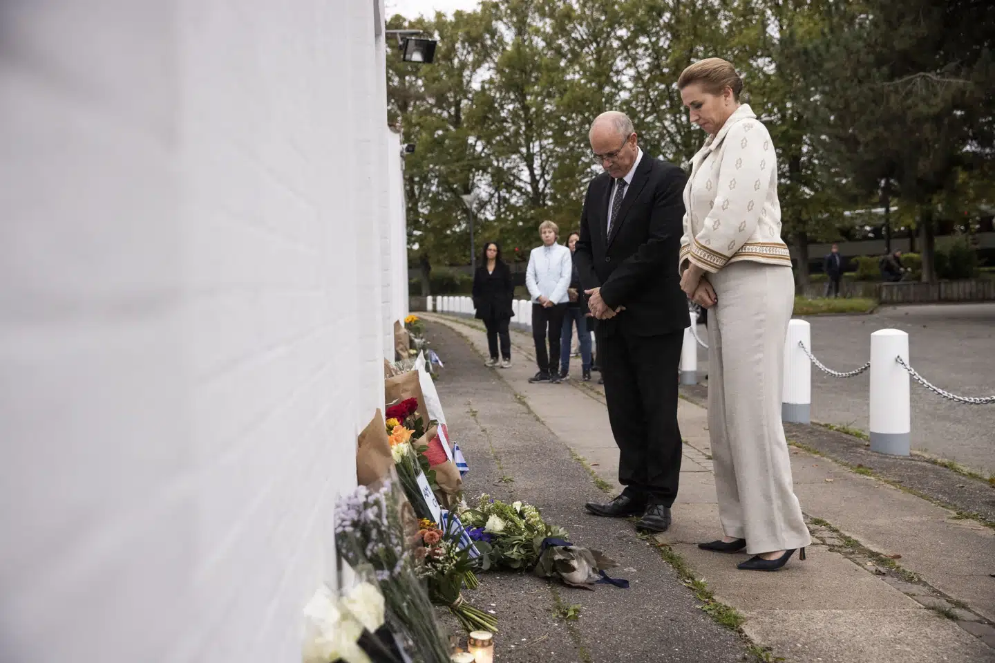 Statsminister Mette Frederiksen (S) lagde tirsdag blomster ved den israelske ambassade i Danmark.