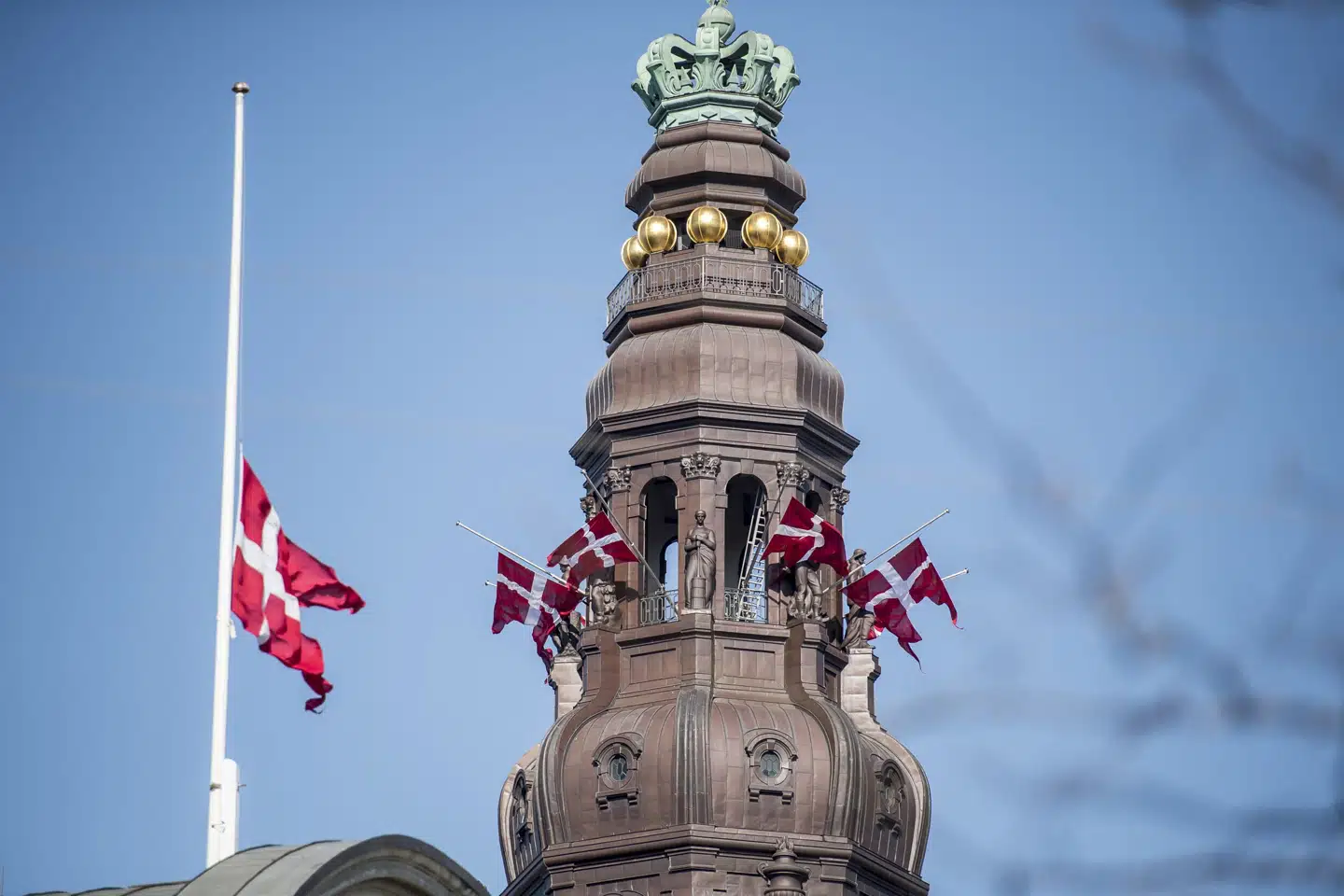 Der bliver flaget på halv stang fra Christiansborg på lørdag for at mindes ofrene for angrebene i Israel. (Arkivfoto).