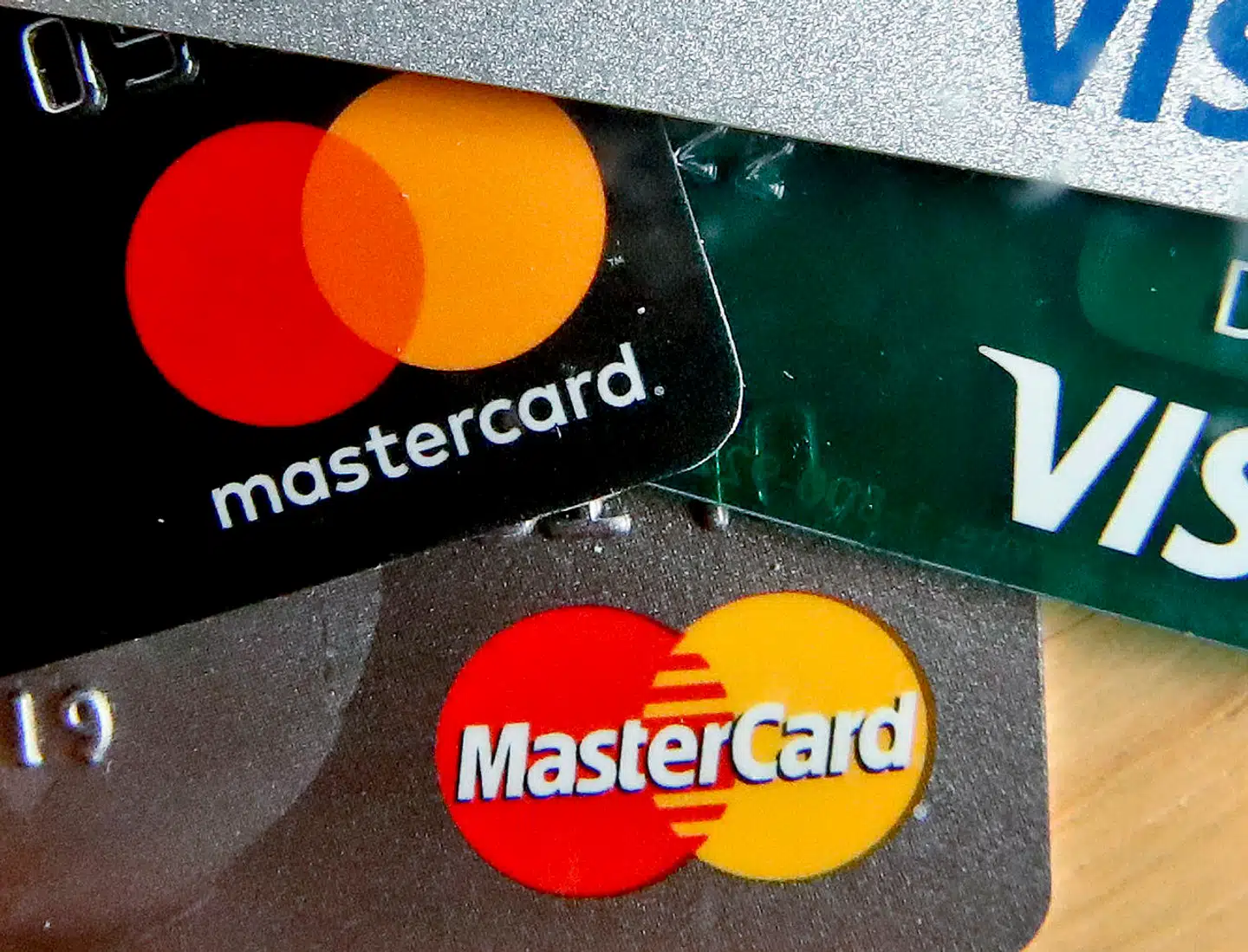 En af Danmarks største banker lancerer fra nytår for første gang en kombination mellem et Dankort og et Mastercard. Dermed bliver Visa sendt ud.