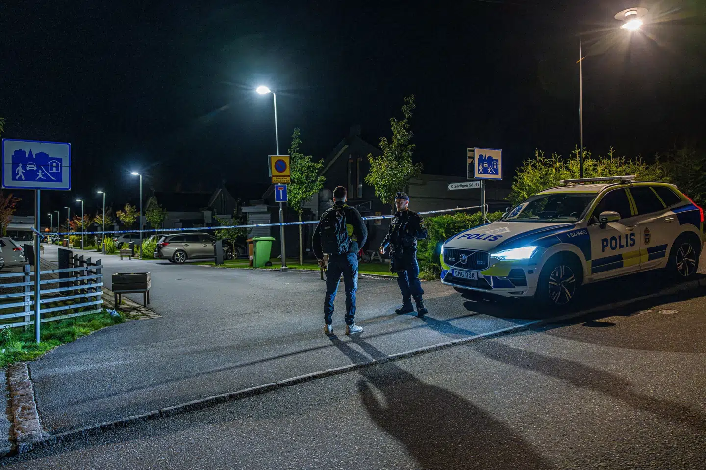 To kvinder har mistet livet i en villa i Tullinge efter skyderi.