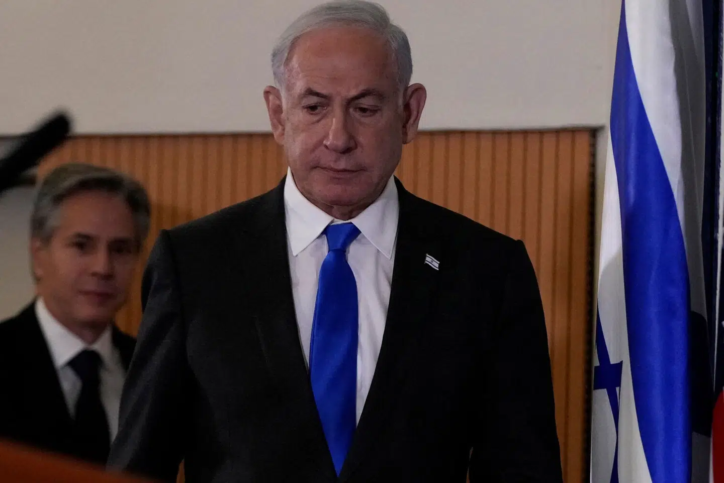 Israels premierminister, Benjamin Netanyahu, efter et møde torsdag med USA's udenrigsminister, Antony Blinken, (i baggrunden) i Jerusalem. Det er en hårdt presset premierminister, viser en meningsmåling fra avisen Maariv.
