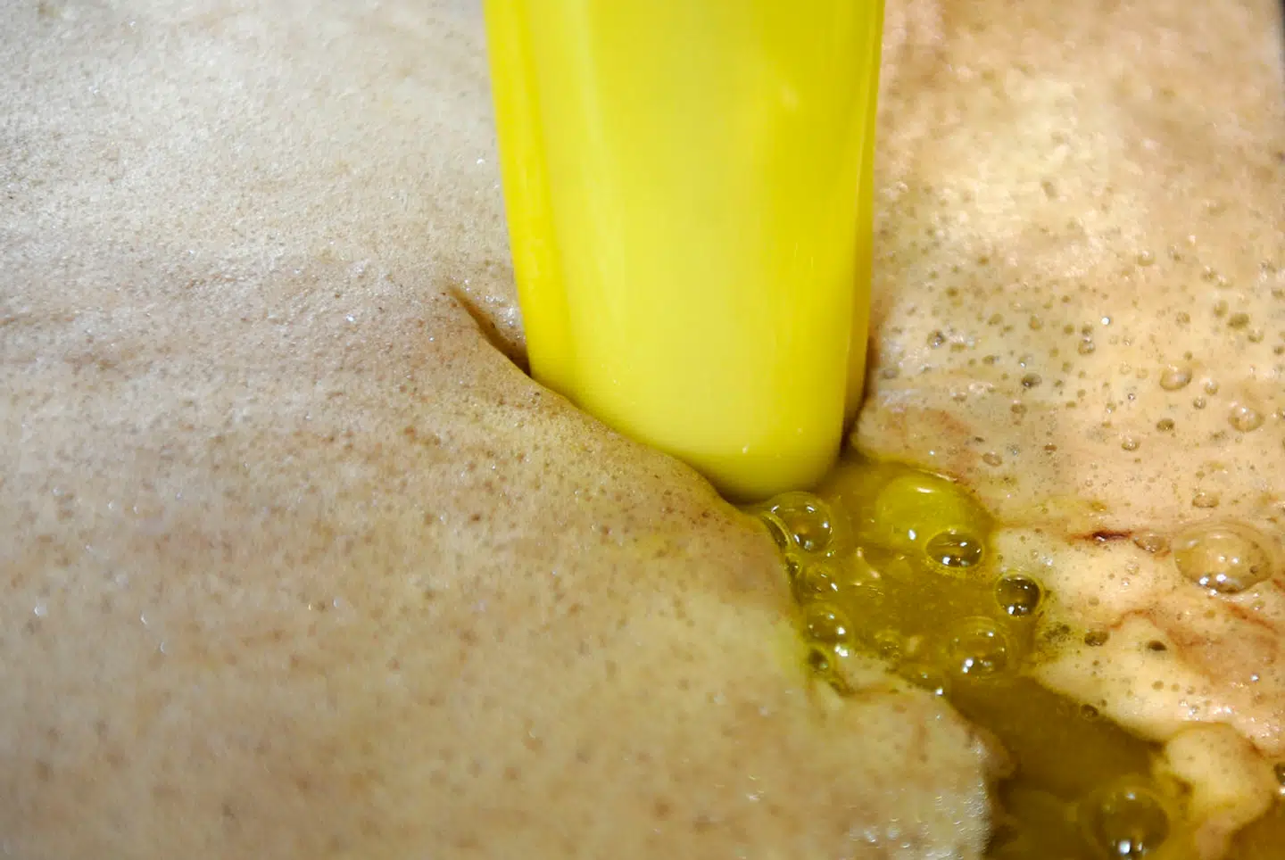 Når spanierne kalder deres højtelskede olivenolie for »flydende guld«, har det indtil for nylig handlet om dens gastronomiske og helbredsmæssige kvaliteter. Men efter en prisstigning på 153 procent over de seneste to år begynder olien også økonomisk at minde om det eftertragtede metal.