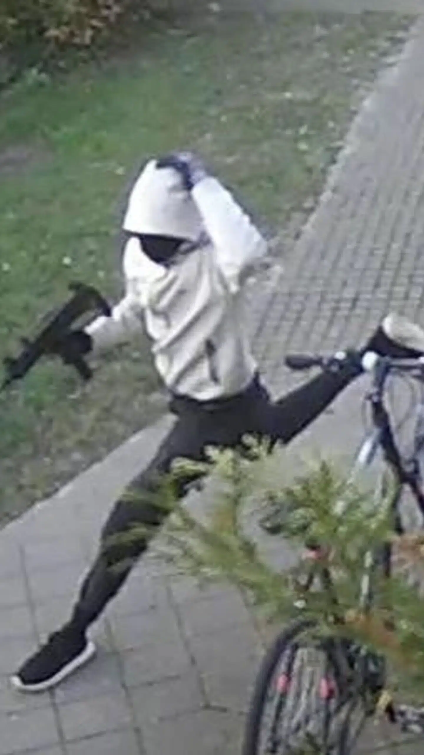 En maskeret mand bevæbnet med en Uzi maskinpistol jagtede bandefjender i Husum nogle dage før drabet.