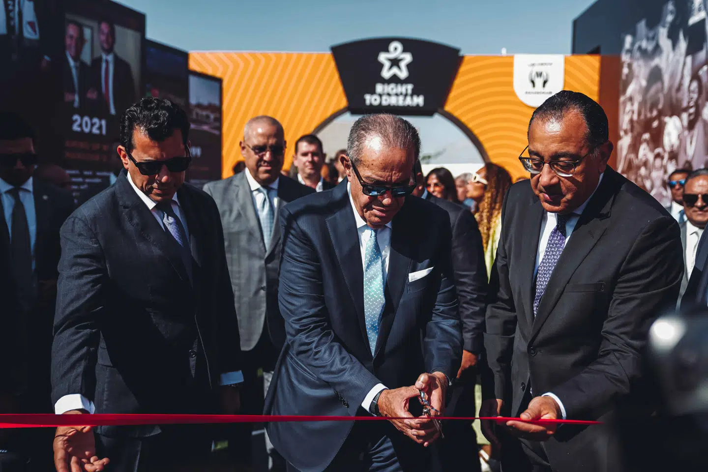 Egyptens premierminister Mostafa Madbouly (th.) var med til den store indvielse.