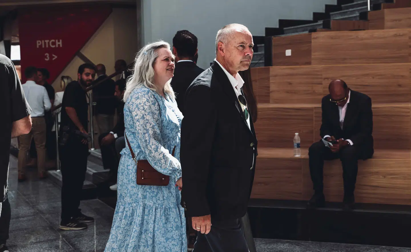 Flemming Pedersen, der er Chief Football Officer i Right to Dream, ankommer her til indvielsen med sin hustru.