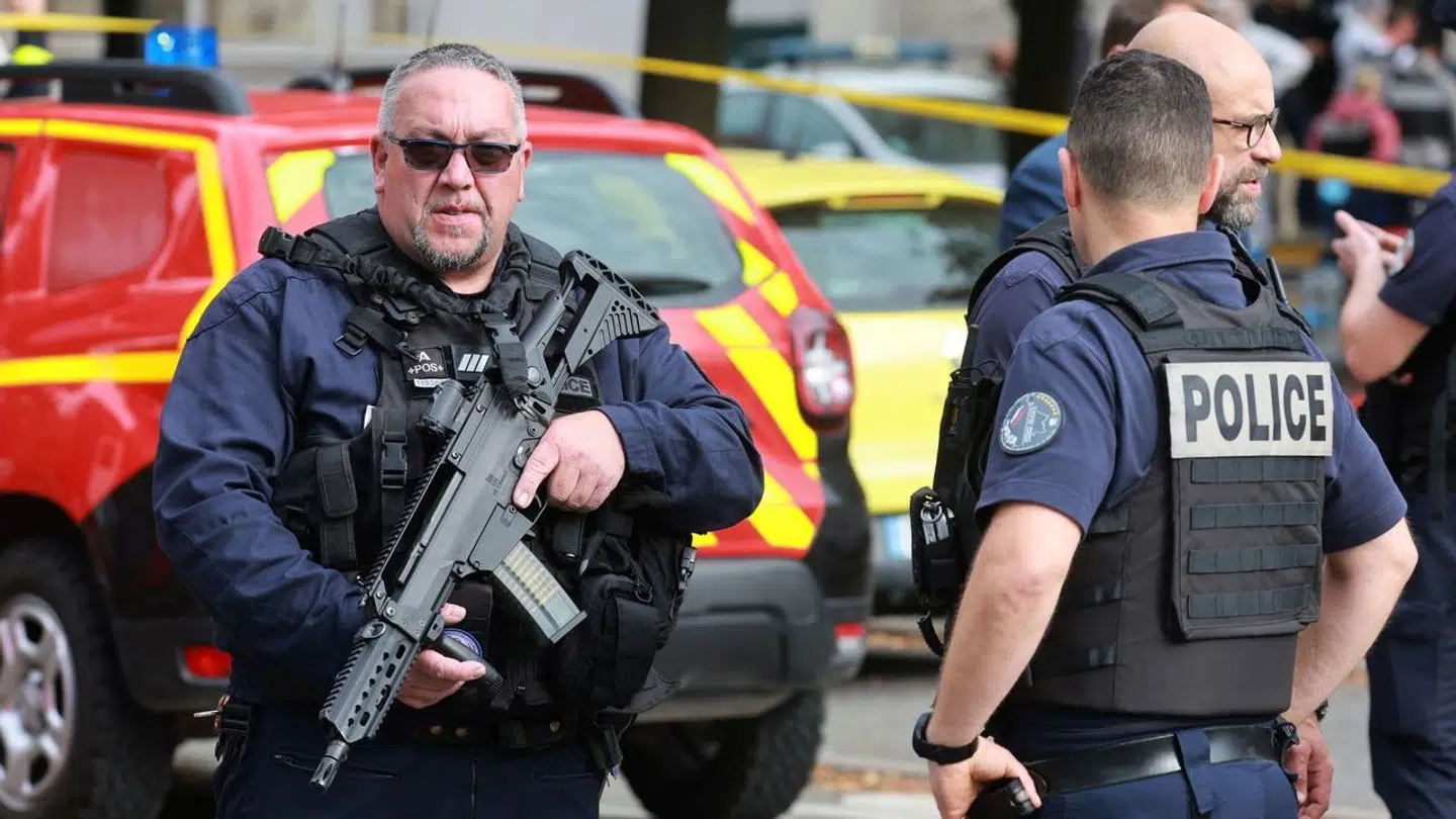 Tungt bevæbnet politi var til stede på skolen i Arras efter knivoverfaldet.