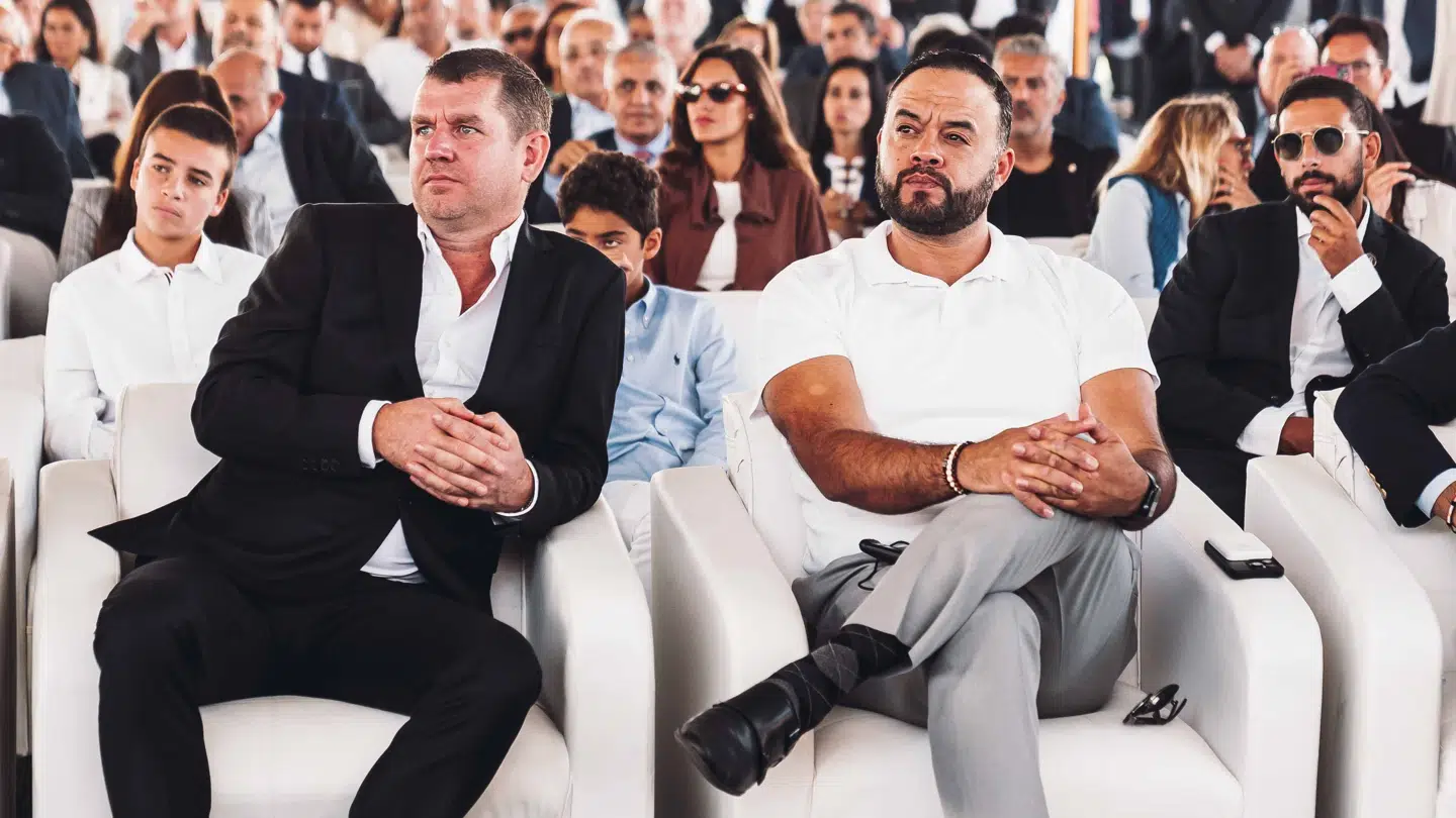 Tom Vernon, direktør i Right to Dream, sidder her til venstre til indvielsen af Badya. Til højre sidder Cody Martinez, som er leder af Sycuan-folket i San Diego. Det er i deres reservat, at Right to Dream bygger endnu et akademi.