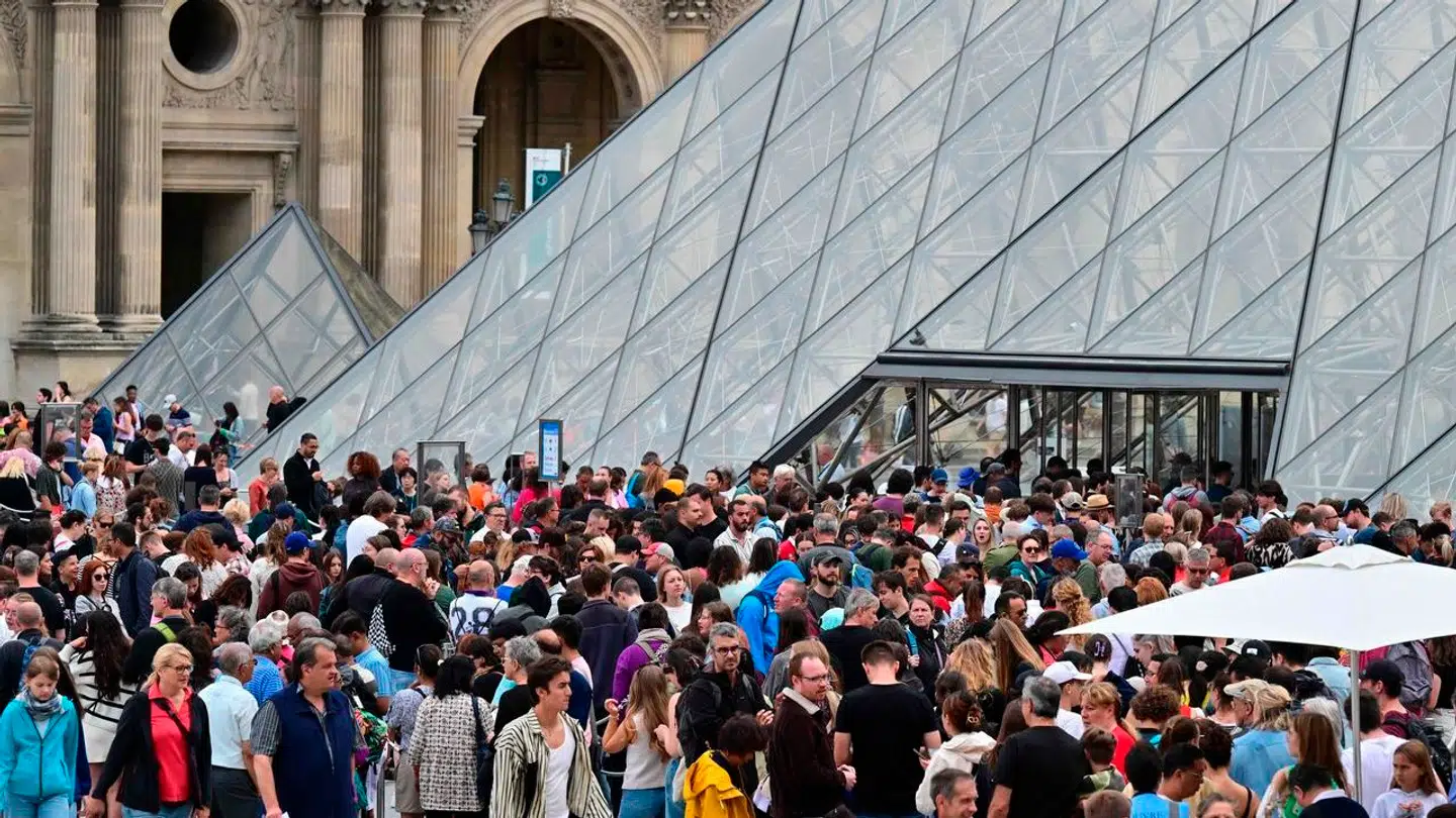 Louvre er en kæmpe turistattraktion.
