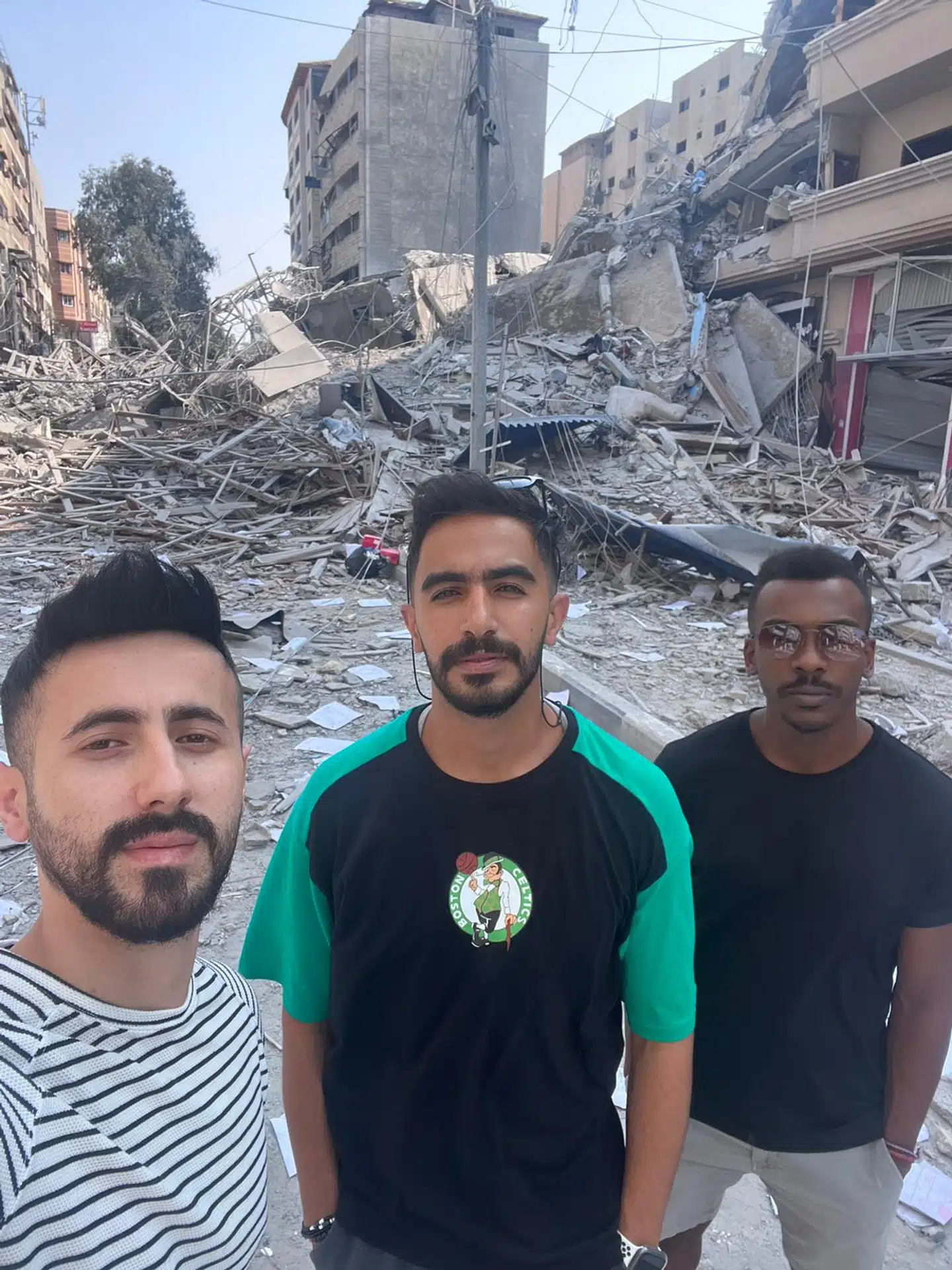 Fares Anbar og hans bandmedlemmer i Gazas ruiner