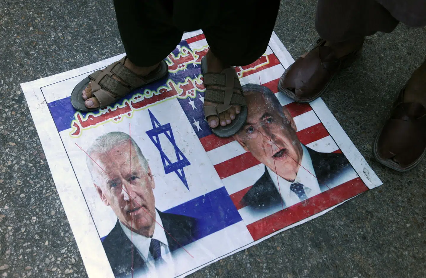 Ikke alle er glade for alliancen mellem Israel og USA. Her træder en demonstrant på billedet af den amerikanske præsident, Joe Biden, og Israels premierminister, Benjamin Netanyahu, under en demonstration i Pakistan. EPA/NADEEM KHAWAR