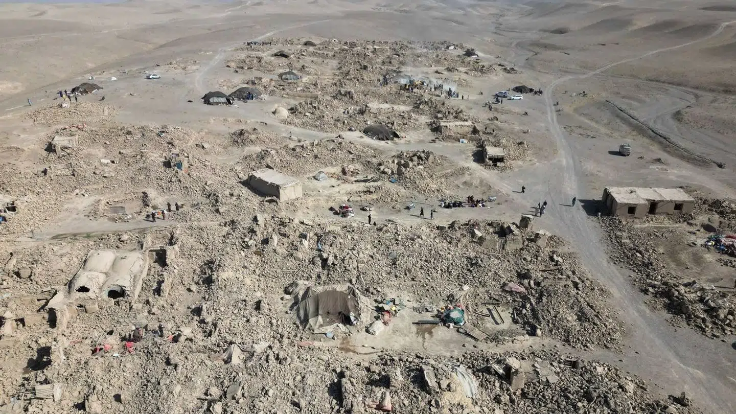 Herover ses et billede af de ødelæggelser, som jordskælvet for omkring en uge siden førte til i Afghanistan.