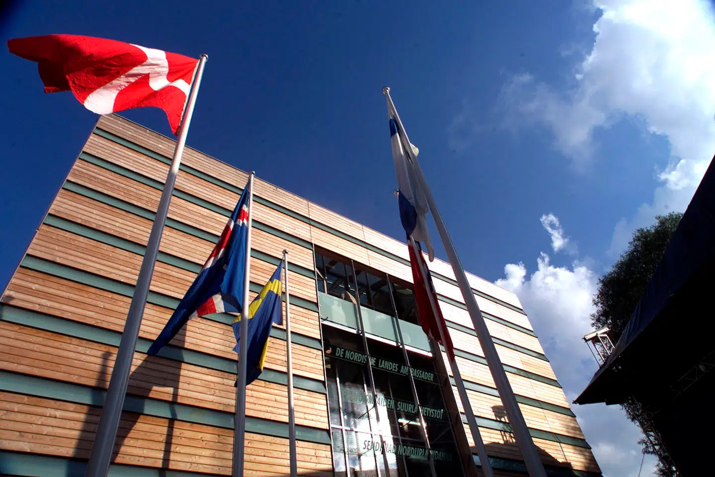 »Danmark har ikke ressourcer til at have ambassader i alle de lande, hvor vores tilstedeværelse er nødvendig – det er blevet tydeligt med de mange ambassadelukninger de seneste ti år. Derfor bør vi se mod vores nordiske naboer og genoplive ideen om fælles repræsentationer,« skriver Karoline Haarder.