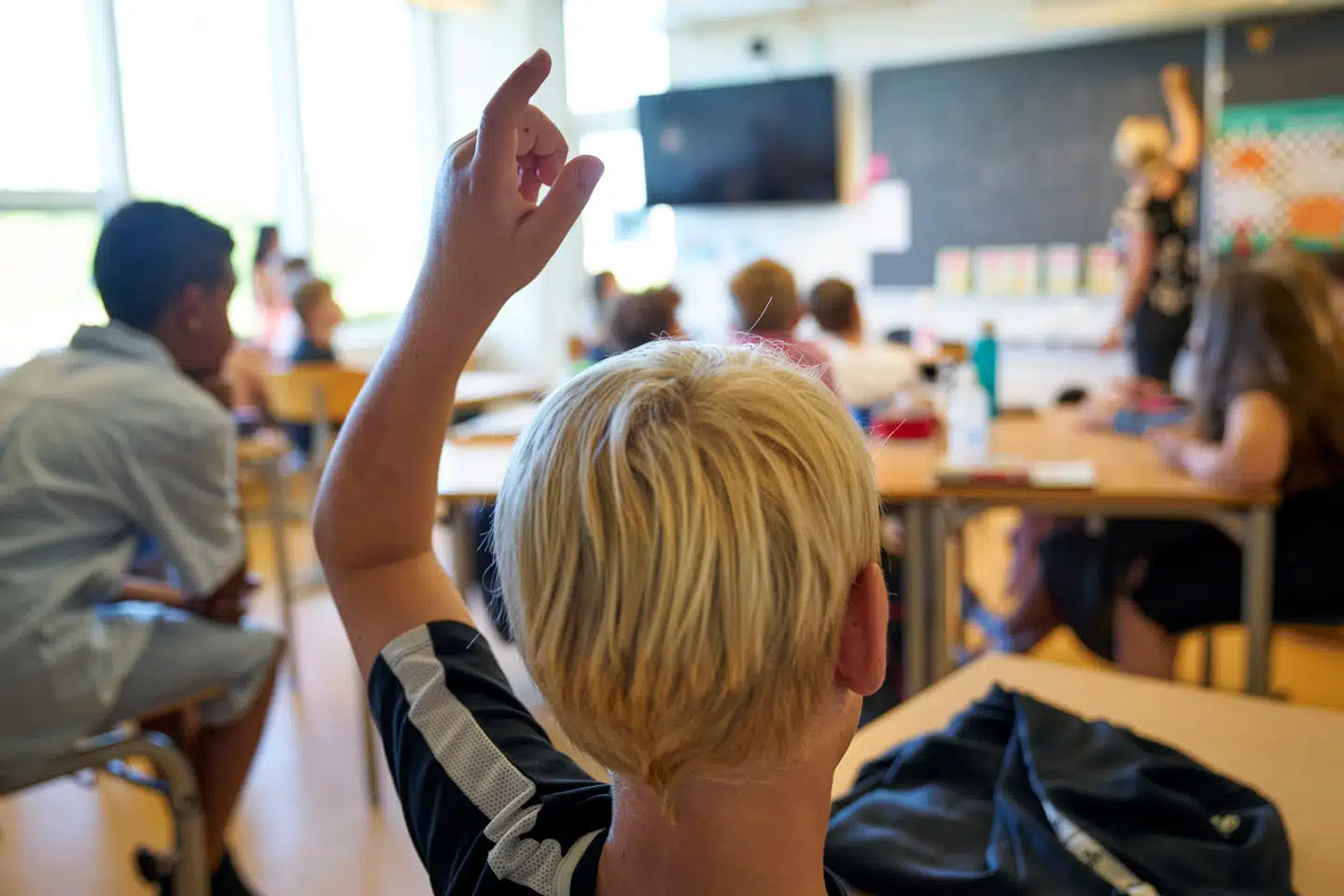 »Problemerne i folkeskolen løses ikke alene gennem politik fra Christiansborg, men derimod ved en reel frisættelse af folkeskolen og et efterfølgende regelstop,« skriver Lasse B. Sørensen.