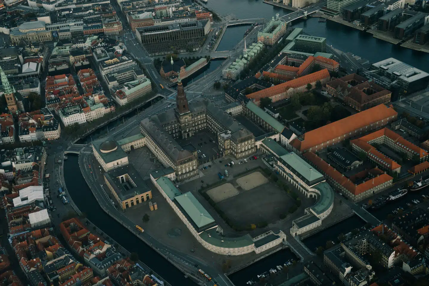 Folketinget, flere ministerier, Højesteret, Kongehuset, Folkekirken og Dansk Erhverv. Alle har de lokaler eller hele bygninger til rådighed på Slotsholmen, magtens ø midt i København. Men det er langt fra de eneste magtfulde aktører i Danmark.