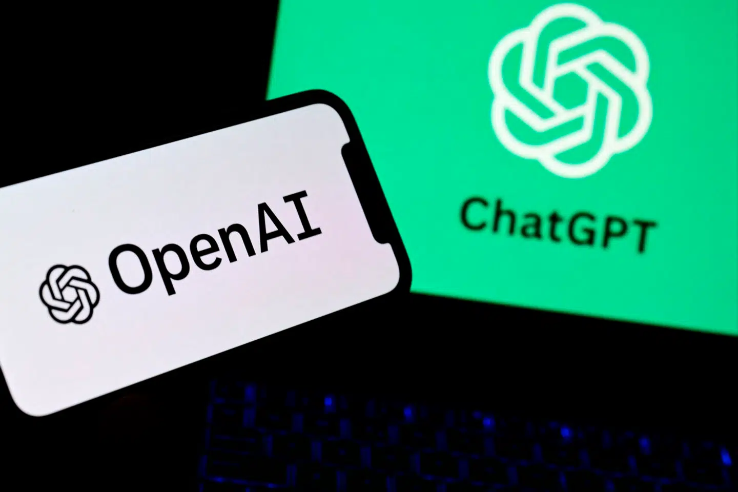 »Faktisk tyder meget på, at de såkaldte store sprogmodeller, der ligger under nye applikationer som ChatGPT, kan tippe vægtskålen til fordel for it-sikkerheden. Men det forudsætter, at vi omfavner udviklingen på tre områder,« skriver Jeppe T. Jacobsen og Mikael Ekman.