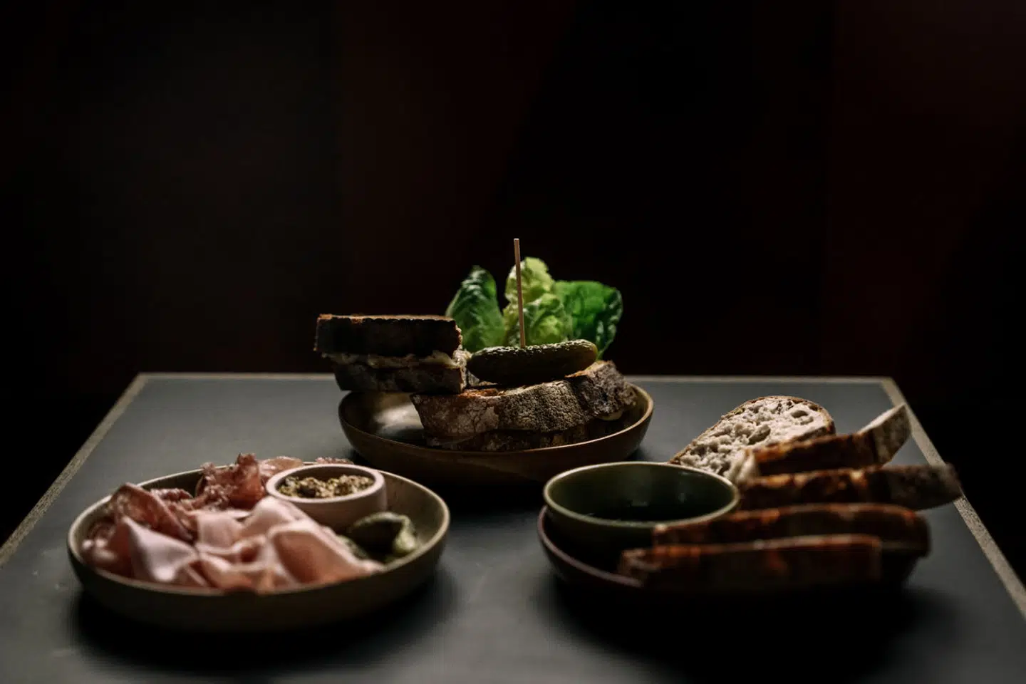 Charcuteri, brød og toast på Josephine.