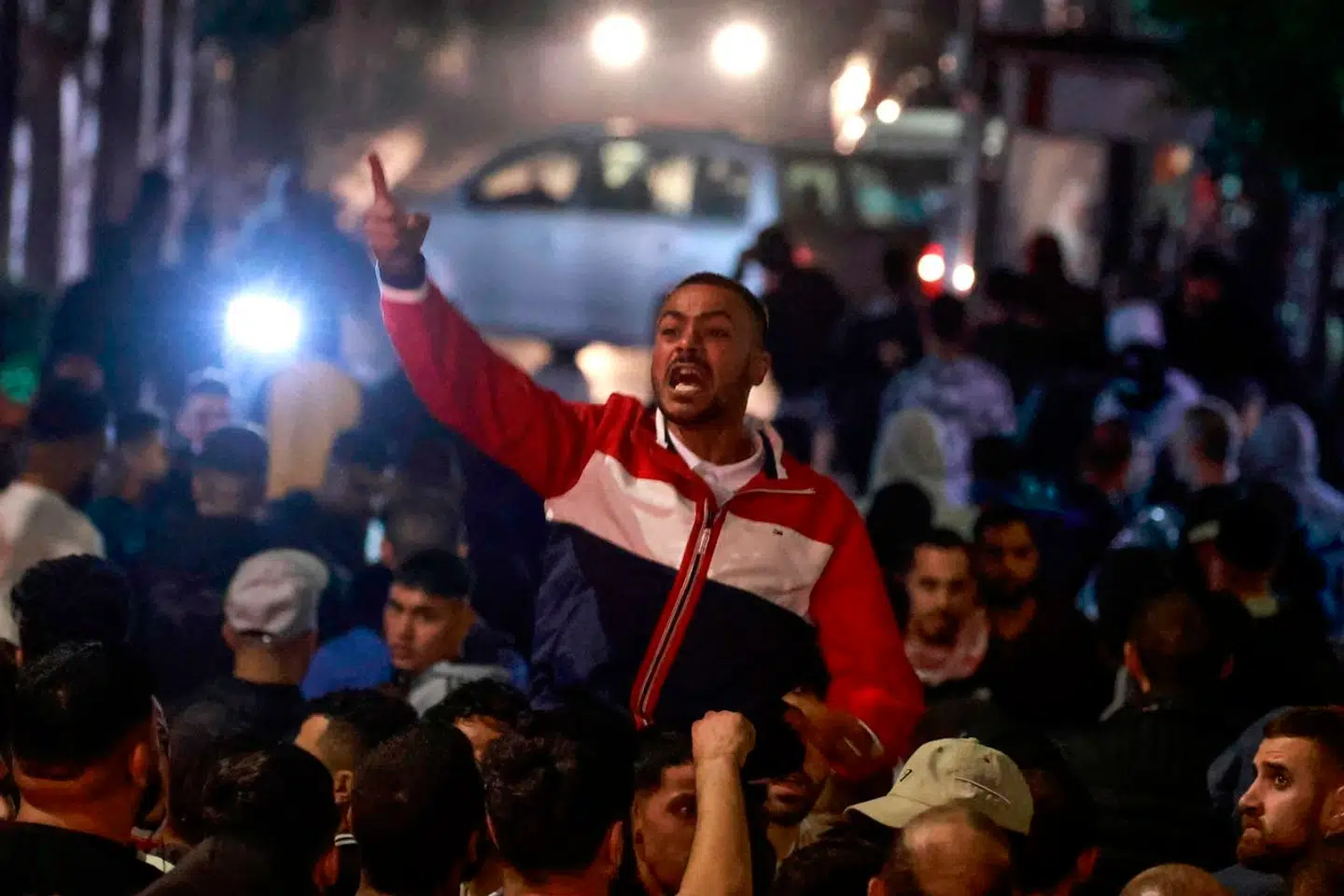 Det har ført til voldsomme demonstrationer flere steder i Mellemøsten efter et hospital i Gaza blev angrebet, hvor en eksplosion ifølge palæstinensiske myndigheder dræbte mindst 500 mennesker. Her ses i foto fra tirsdag aften i Ramallah, hvor flere vrede unge mænd var gået på gaden.