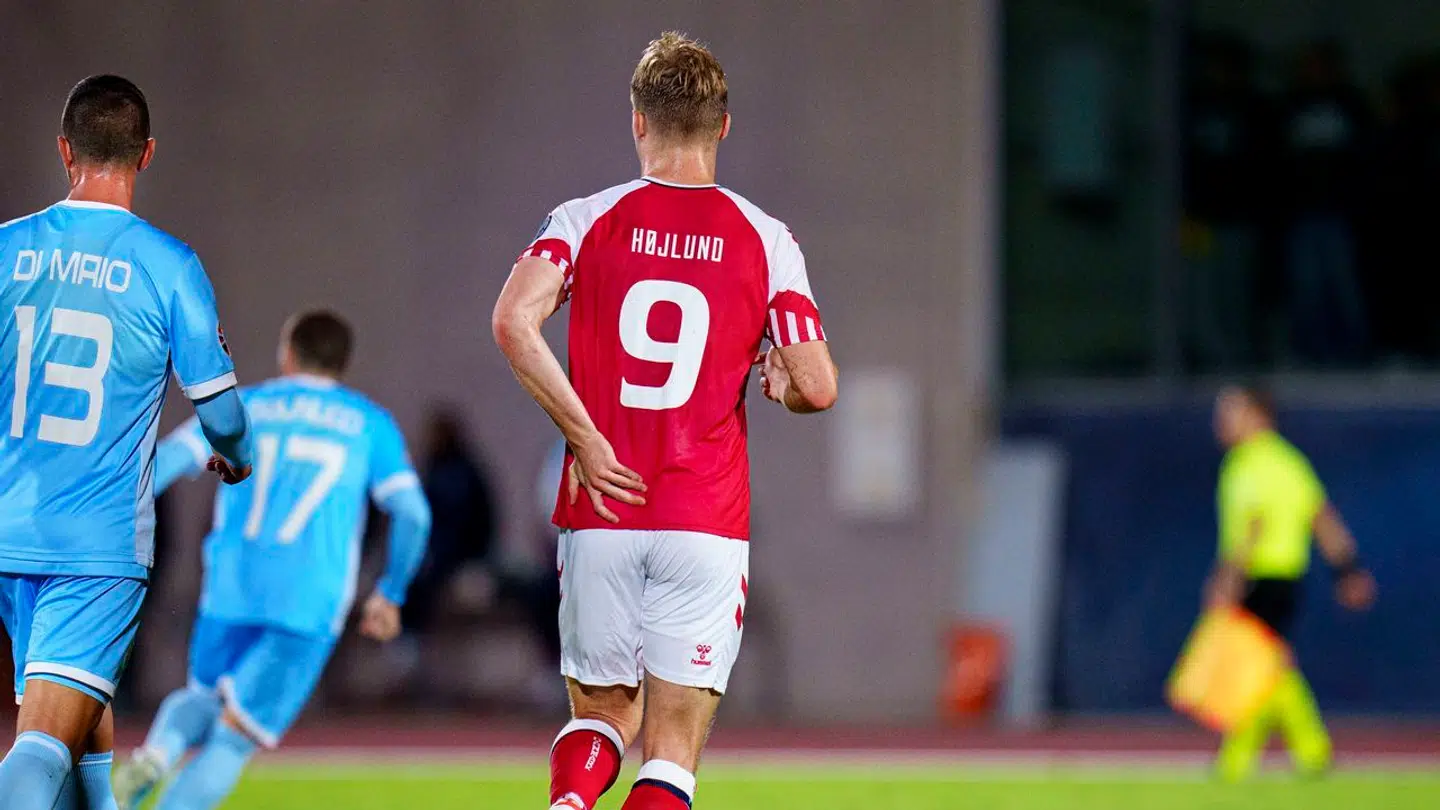 Rasmus Højlund tager sig til ryggen lige før udskiftning i EM kvalifikationskamp mellem San Marino – Danmark i San Marino, tirsdag den 17 oktober 2023