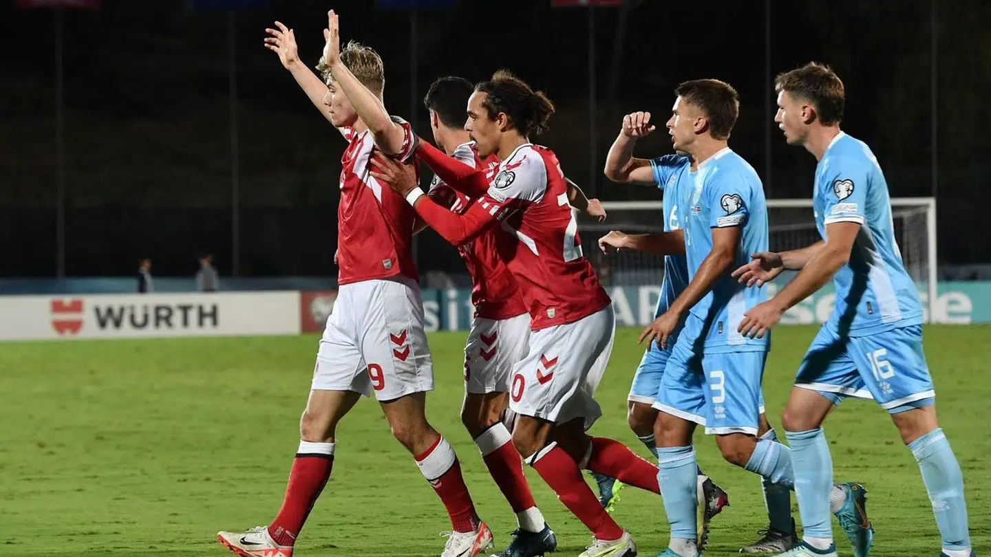 Rasmus Højlund diskuterede med flere San Marino-spillere og måtte føres væk af Yussuf Poulsen.
