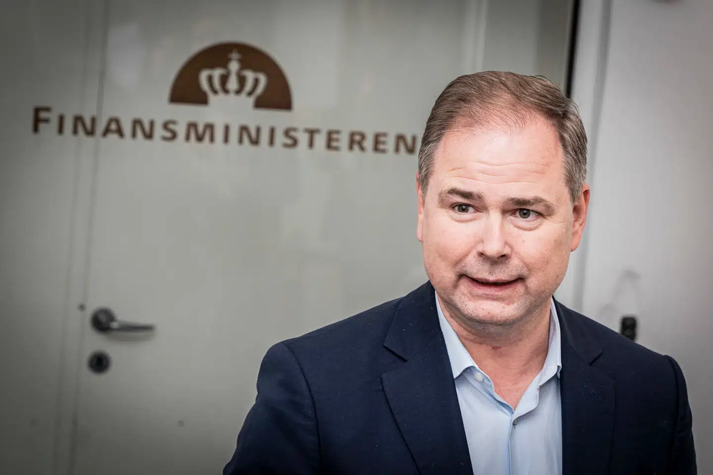 »Mange på især sociale medier jokede med det forunderlige i, at finansminister Nicolai Wammen pludselig havde fundet ti milliarder kroner under forårsrengøringen i den røde bygning på Slotsholmen,« skriver Lars Andersen.