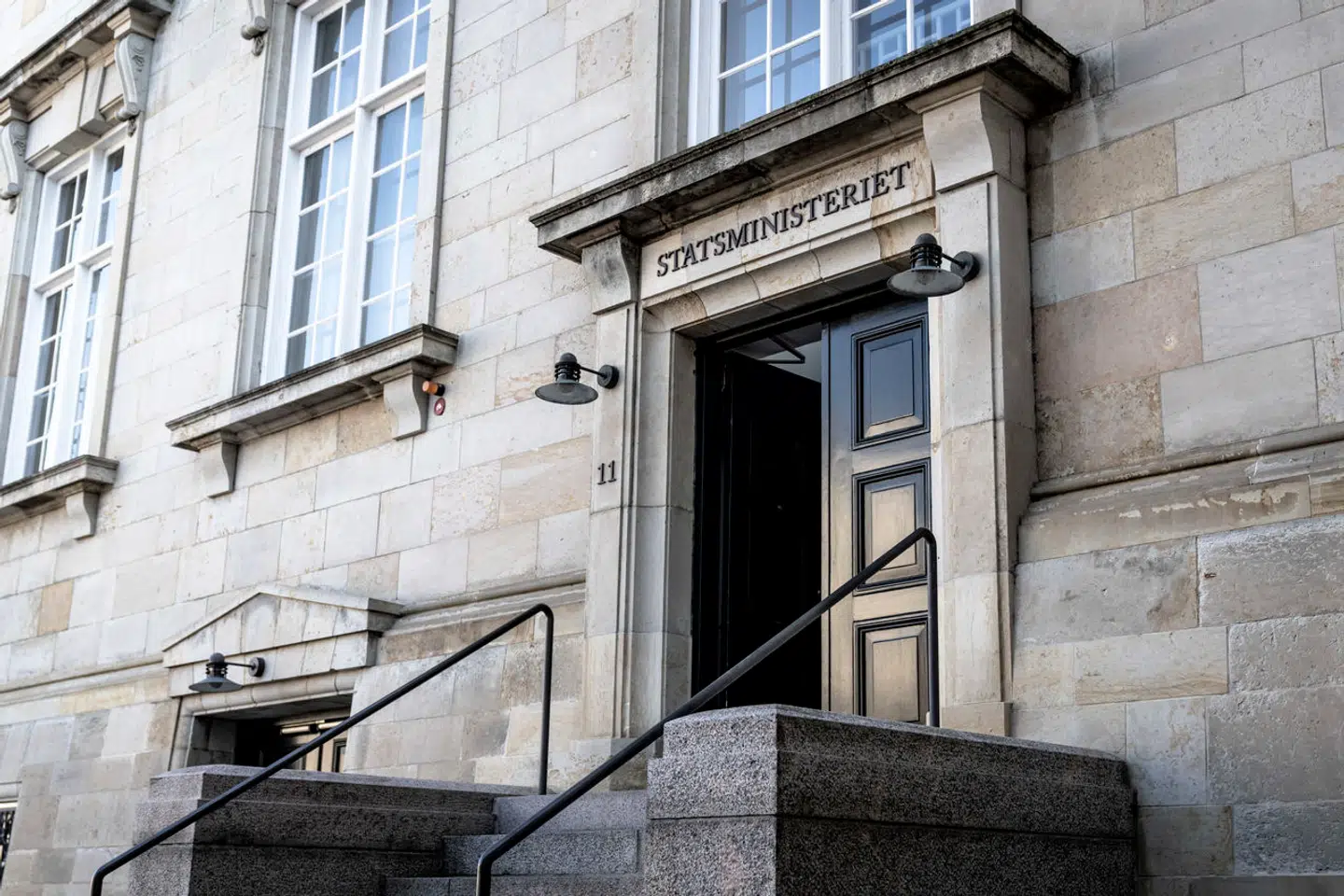 »Som industrihøns, der er avlet til at producere unaturligt store æg med en unaturligt høj frekvens dag ud og dag ind, knokler de som idioter, indtil de knækker sammen efter et par år (faktisk ligesom industrihønsene),« skriver Nanna Bernth.