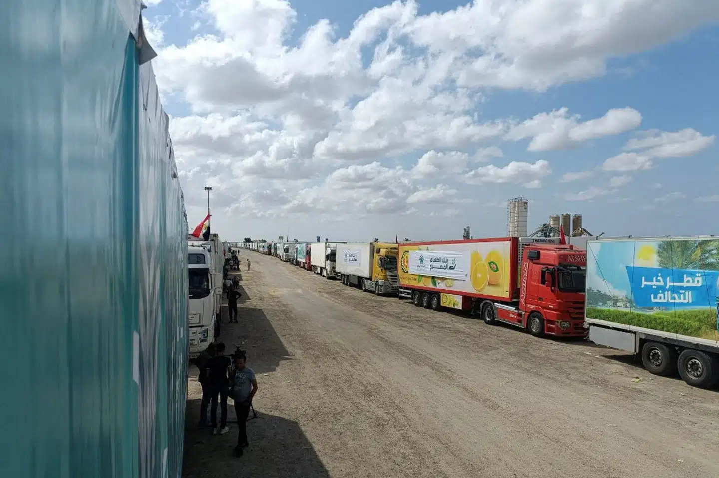 Lastbiler med nødhjælp til befolkningen i Gaza stod onsdag linet op ved grænsen i Egypten.