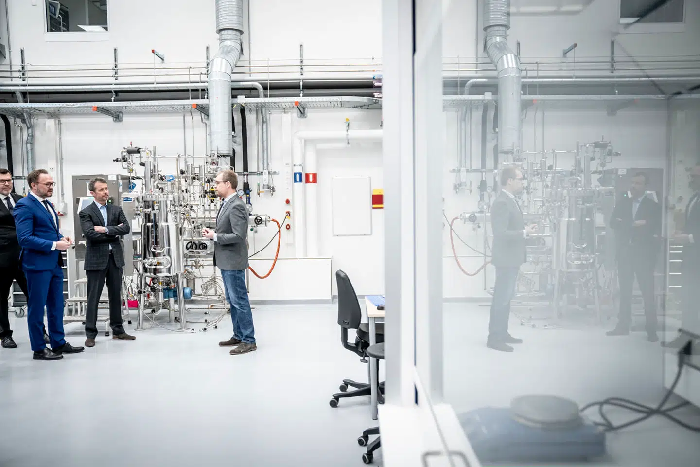 »Samtidig er CO₂-fangst og genbrug nødvendig for i samarbejde med den grønne strøm fra sol- og vindenergi at skabe grønne brændstoffer til de brancher, som har svært ved at omstille til direkte elektrificering,« skriver denne kommentars forfattere. Her får kronprins Frederik og klimaminister Dan Jørgensen et oplæg om klimaløsninger på DTU 4. april 2022.