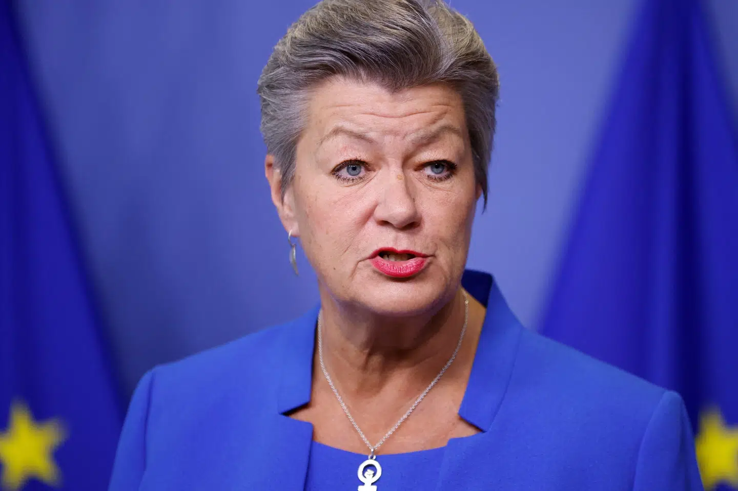 EU-landene skal hurtigt sende farlige afviste asylansøgere tilbage. Om nødvendigt med brug af magt. Det siger EU-kommissær for indre anliggender, Ylva Johansson, efter angreb i Arras og Bruxelles.