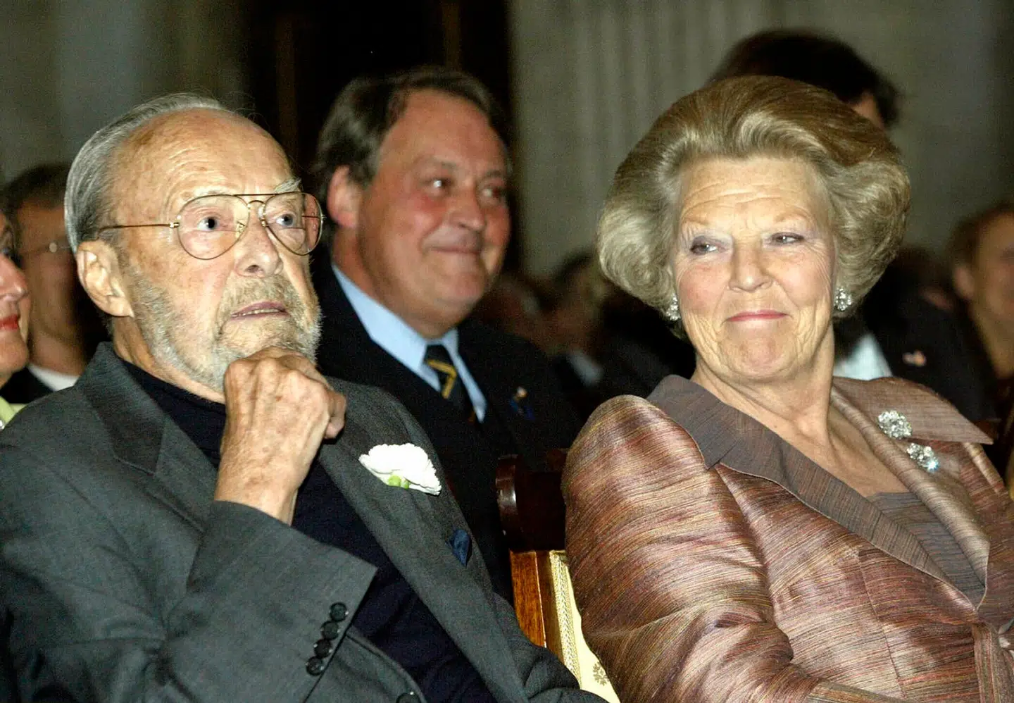 Prins Bernhard døde i 2004 og var bedstefar til den hollandske kong Willem-Alexander. Prins Bernhard var tysk aristokrat, der giftede sig ind i det hollandske kongehus gennem dronning Juliana.