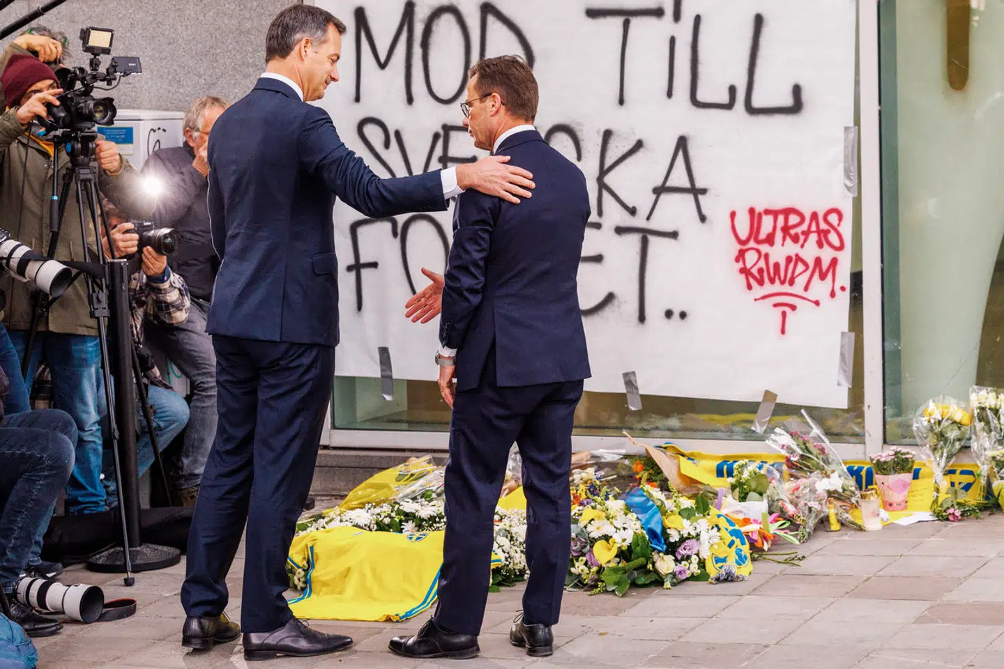 Sveriges statsminister, Ulf Kristersson, og Belgiens Alexander De Croo efter terrorangrebet, der kostede to svenske fodboldfans livet mandag aften i Bruxelles. Terrorforsker frygter, at angrebet kun er begyndelsen. Foto: Olivier Matthys, Scanpix.