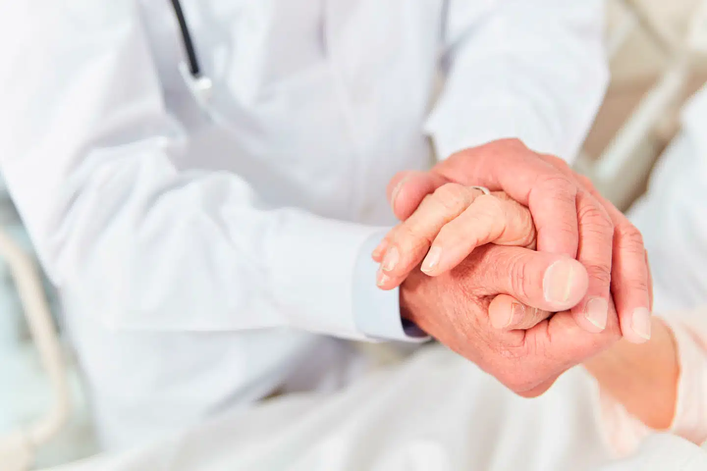 »Erfaringer fra udlandet viser, at selvom aktiv dødshjælp indføres i en restriktiv form, så sker der hele tiden en forskubning af grænserne for, hvornår aktiv dødshjælp må og bør udføres, og hvor ofte det sker,« skriver Camilla Rathcke og Janus Tarp.