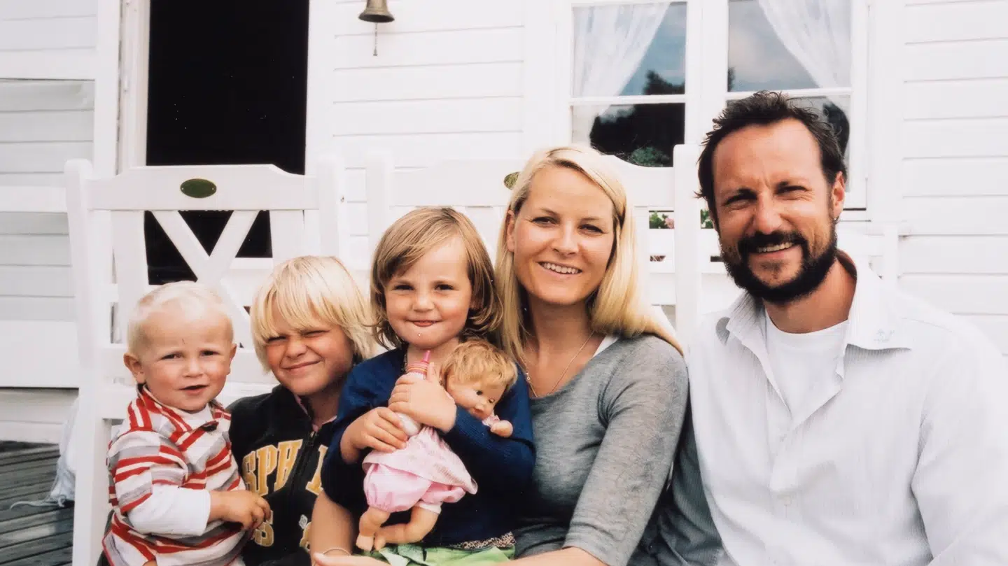 Det norske kronprinspar da deres tre sammenbragte børn var små. Fra venstre mod højre: Sverre Magnus, Ingrid Alexandra og Marius Borg Høiby.