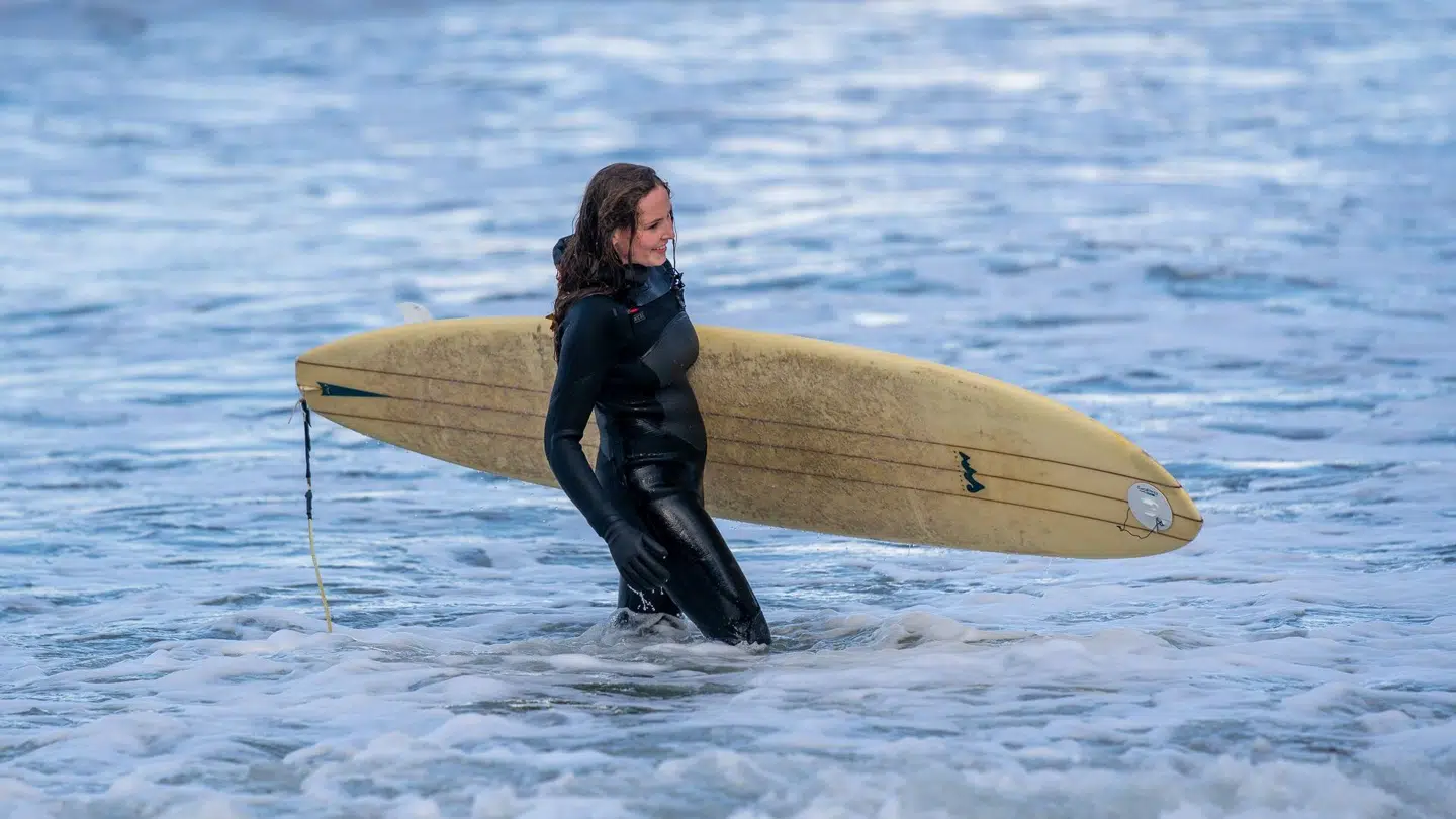 Surfer-prinsessen på vandet.