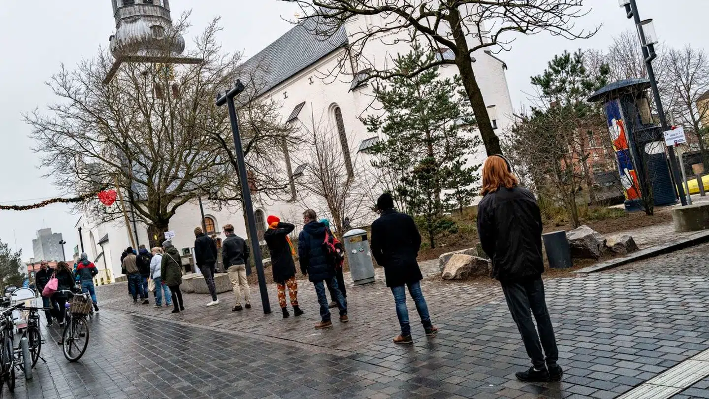 Dagen før juleaften i 2021 stod aalborgensere i kø til hurtigtest for corona.