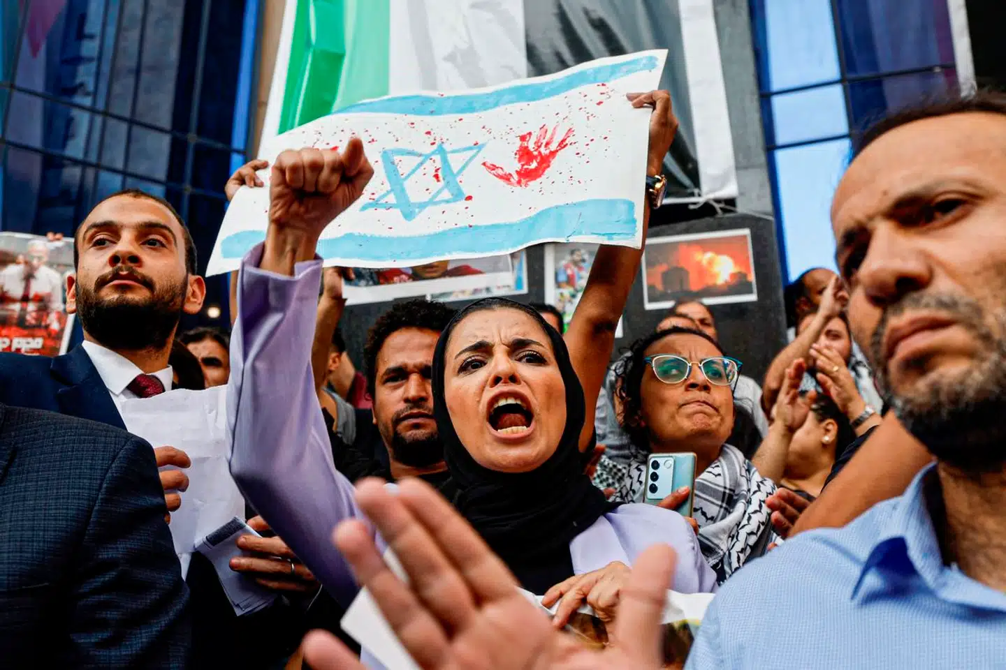 I det dybt autokratiske Egypten plejer gadeprotester at blive slået ned med det samme. Men torsdag demonstrerede egyptere i flere byer mod Israel.