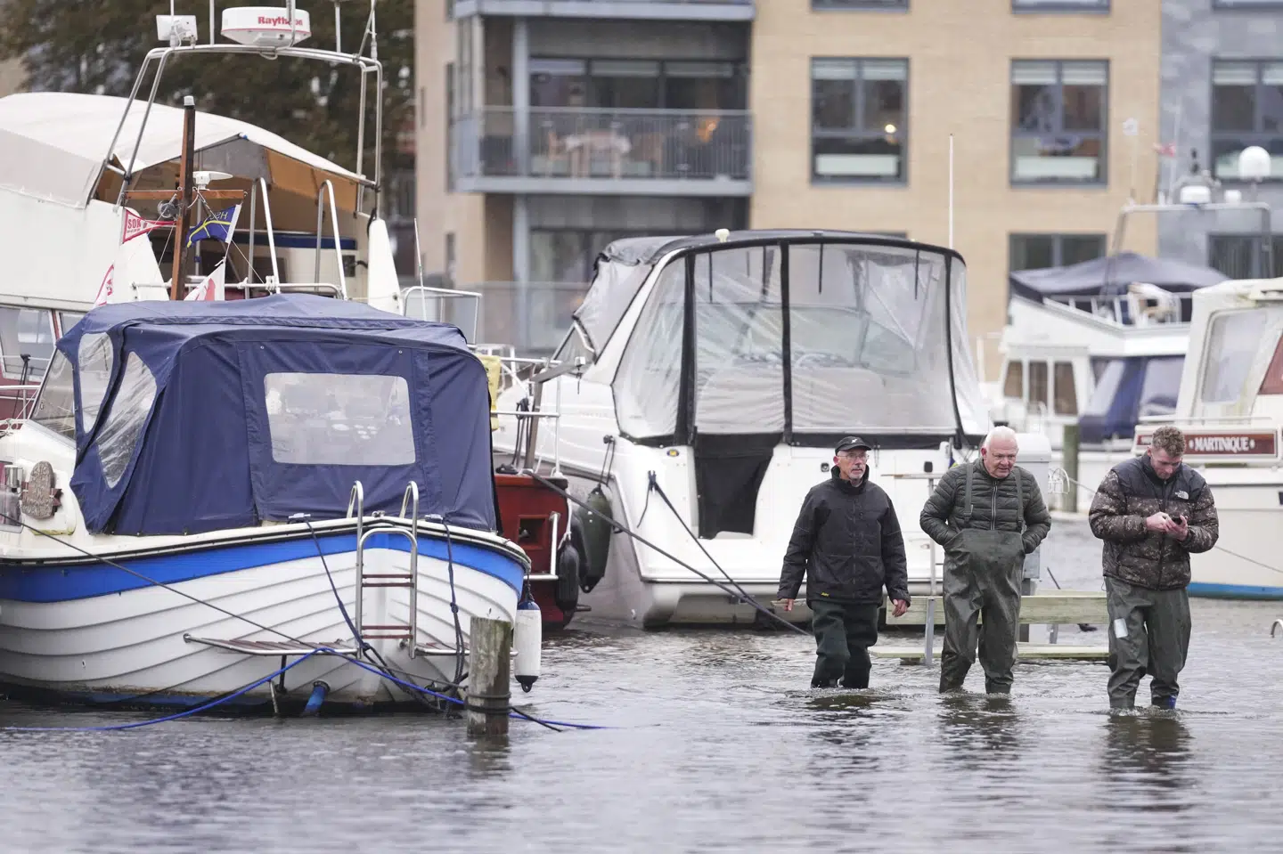 I Haderslev ventes vandstanden at toppe natten til lørdag klokken 1.30 med 2,14 meter over normalen. Torsdag eftermiddag stod vandet allerede højt på havnen i Haderslev.